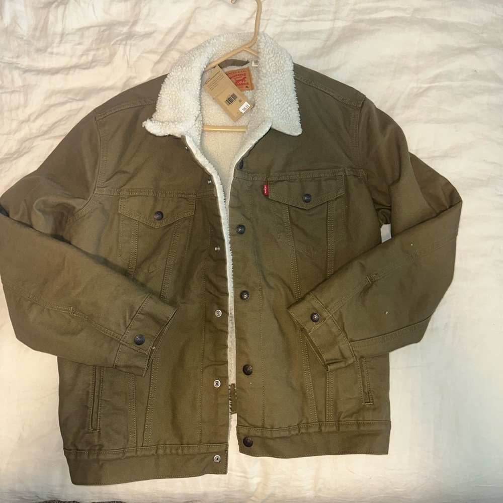 NWT Levi’s mens Sherpa trucker jacket